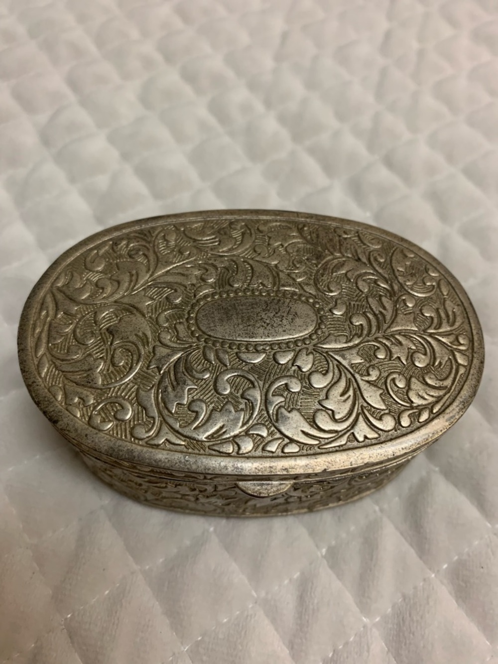 Vintage Silver Plated Jewelry/Trinket box Ornate Leaf Pattern Oval W/Hinged Lid